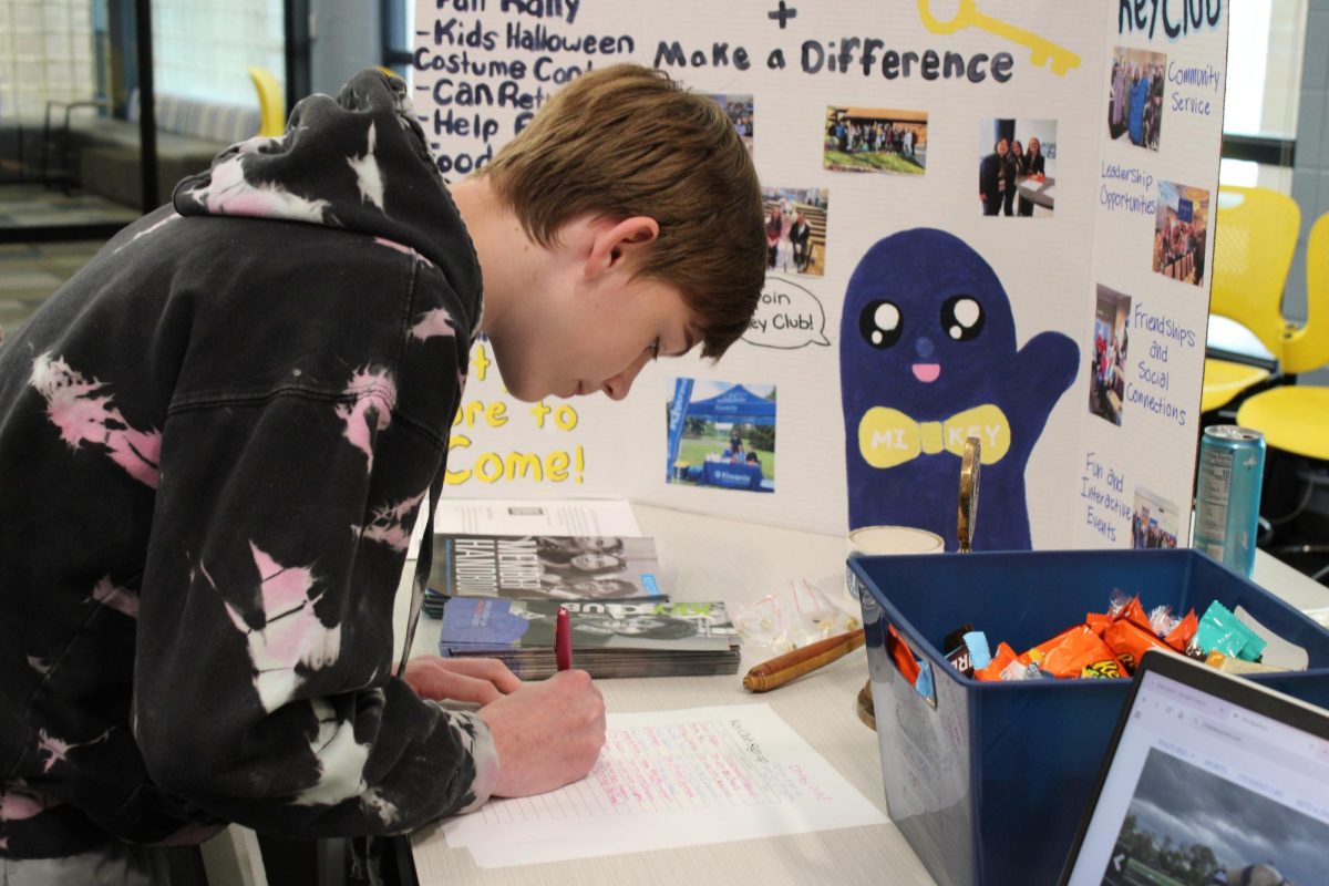 Incoming freshmen signing up for Key Club–a CHS volunteer group– during the club fair.
